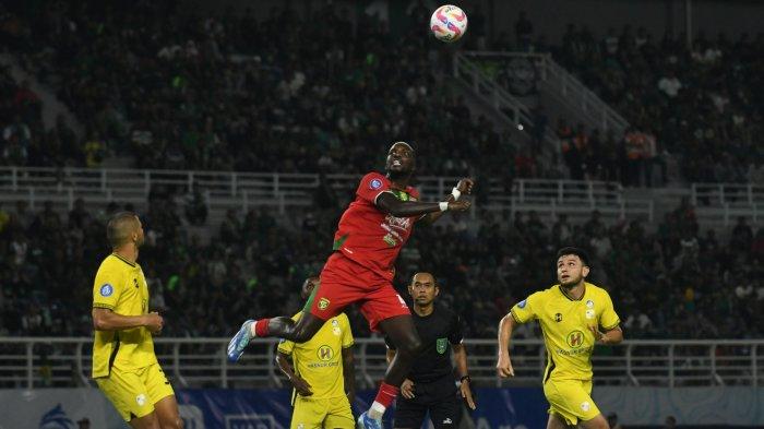Gelandang bertahan Persebaya, Gilson Costa dalam aksinya saat menghadapi Barito Putera di Stadion GBT. Laga berakhir 2-1 untuk Persebaya.
