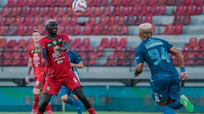 Gilson Costa melepaskan sundulan saat Persebaya menang 0-1 dari PSIS Semarang di Stadion Kapten I Wayan Dipta, Bali (2/11/2024).
