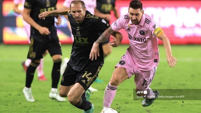 Giorgio Chiellini #14 dari Los Angeles FC bertarung melawan Lionel Messi #10 dari Inter Miami CF selama pertandingan antara MLS di Stadion BMO. (Foto arsip September 2023).
