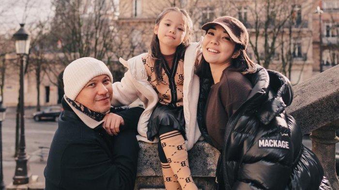 Gisella Anastasia dan Gading Marten nyatanya tak melulu sejalan dalam hal mendidik anak. Namun, ada kalanya pula mereka punya pendapat yang sama jika itu menyangkut kebaikan Gempi sang putri.