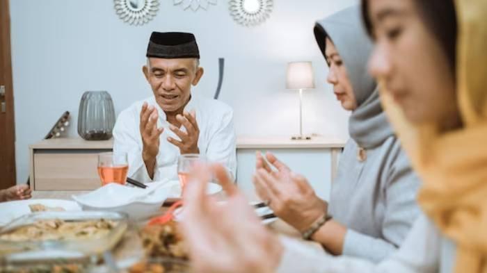GOLONGAN TAK PUASA - Ilustrasi berbuka puasa bersama keluarga.