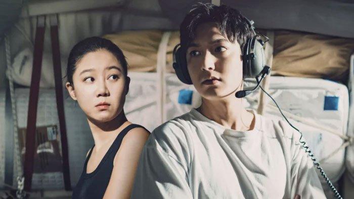Potret Gong Hyo Jin, lawan main Lee Min Ho di drama Korea 'When the Stars Gossip'.