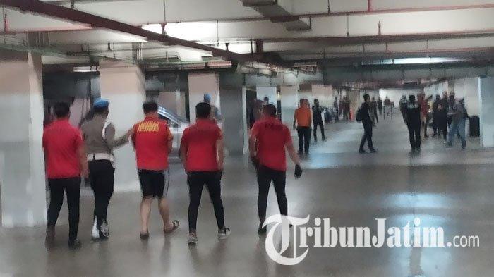 Gregorius Ronald Tannur alias GRT (31) dihadirkan menjalani rekonstruksi kasus dugaan penganiayaan terhadap pacarnya, Dini Sera Afrianti, wanita asal Sukabumi, di lokasi kejadian penganiayaan, Blackhole KTV, Jalan Mayjend Jonosewojo, Dukuh Pakis, Surabaya, Selasa (10/10/2023).