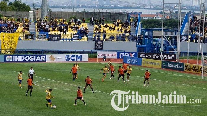 GRESIK UNITED MENANG - Aksi para pemain Gresik United melawan Persibo Bojonegoro di Stadion Gelora Joko Samudro Gresik, Jawa Timur, Selasa (28/1/2025). Gresik United menang dengan skor 4-2 atas Persibo Bojonegoro dalam lanjutan Liga 2 2024/2025 Grup J babak play off degradasi.