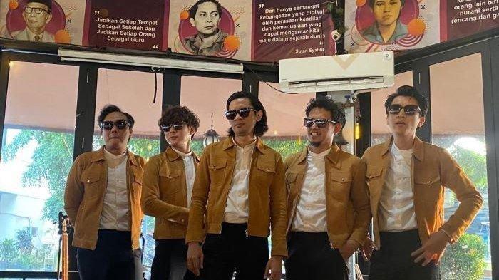 Grup musik The Changcuters dalam jumpa pers lagu Memang Beda di kawasan Gatot Subroto, Jakarta Selatan, Senin (18/12/2023).