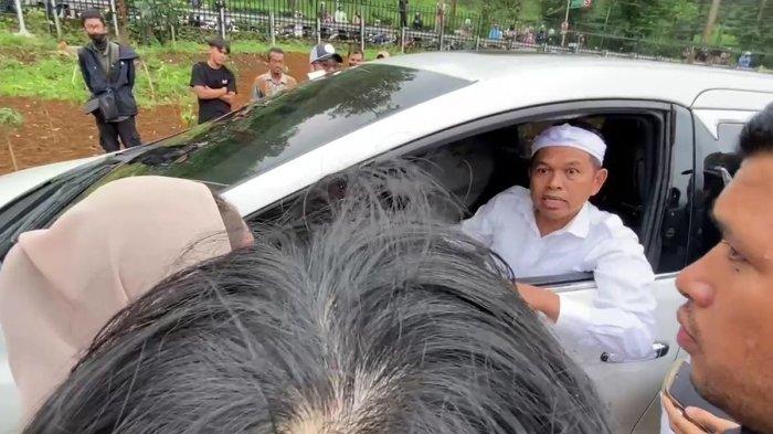 KDM TEGAS - Saat Gubernur Jawa Barat Dedi Mulyadi marah-marah saat ditagih janjinya oleh pegawai Hibisc Fantasy di Puncak Bogor, Jawa Barat, Kamis (27/3/2025). Dedi Mulyadi menyindir eks pegawai Hibisc Fantasy yang ingin meminta kompensasi.