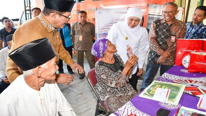 Gubernur Jatim Khofifah Indar Parawansa menyalurkan Bantuan Sosial (bansos) bagi penerima manfaat PKH PLUS (Program Keluarga Harapan Perlindungan Untuk Lanjut Usia) di Kecamatan Labang, Bangkalan