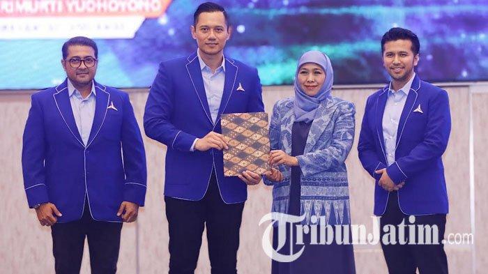 Gubernur Jatim, Khofifah Indar Parawansa didampingi Wagub Jatim, Emil Dardak saat menerima surat rekomendasi dari Ketum Partai Demokrat, Agus Harimurti Yudhoyono (AHY) di Hotel Westin Surabaya, Selasa (12/12/2023) malam.