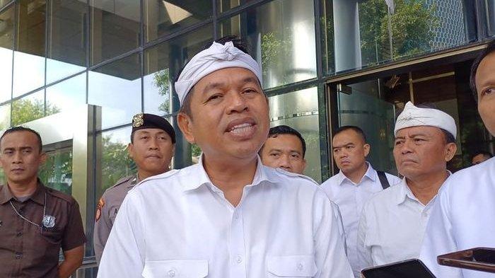 KRITIK - Gubernur Jawa Barat, Dedi Mulyadi. Denny Cagur kritik program Dedi Mulyadi soal bawa anak nakal ke barak militer.