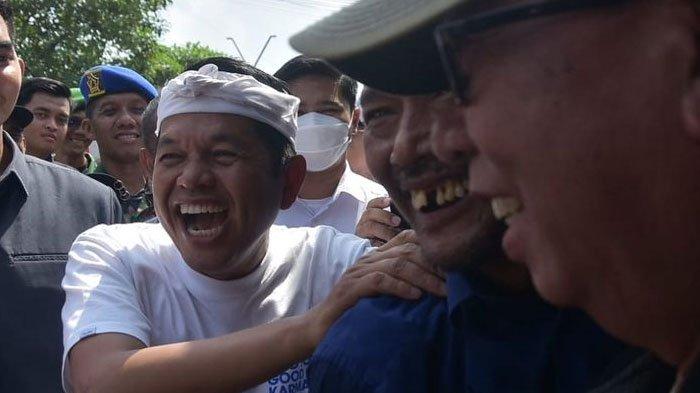 PEMBONGKARAN BANGUNAN LIAR - Gubernur Jawa Barat Dedi Mulyadi memijit pundak Kepala Desa Srijaya, Canih Hermansyah. Kades tersebut sempat marah tak setuju soal pembongkaran bangunan liar.