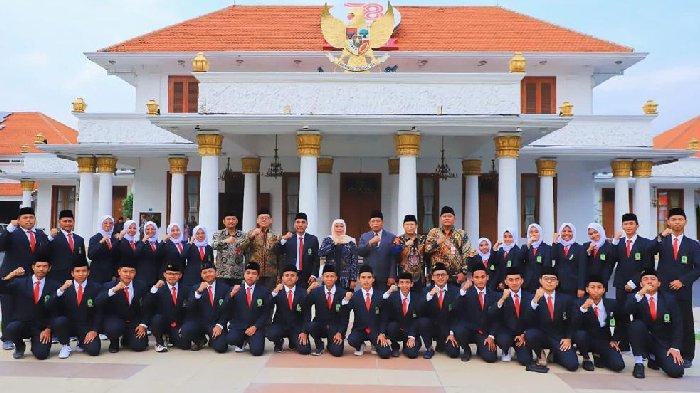 Gubernur Jawa Timur Khofifah Indar Parawansa melepas 30 santri penerima program Beasiswa Santri Pondok Pesantren (BSPP) Angkatan III Tahun 2023 ke Universitas Al Azhar Kairo, Mesir di Gedung Negara Grahadi Surabaya, Jum'at (10/11/2023)