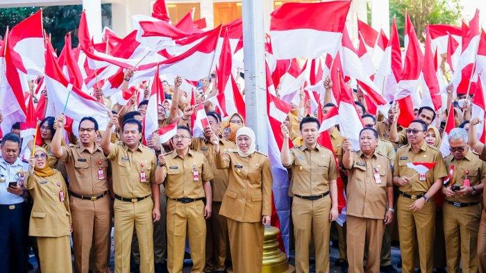 Gubernur Jawa Timur Khofifah Indar Parawansa bersama jajaran ASN Pemprov Jatim mengibarkan bendera merah putih saat apel pagi, Senin (31/7/2023).