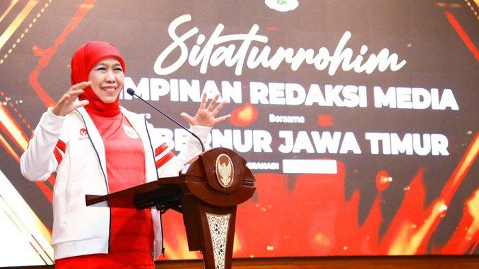 NOBAR - Gubernur Jawa Timur, Khofifah Indar Parawansa saat nonton bareng (nobar) laga Timnas Indonesia vs Bahrain dalam kualifikasi Piala Dunia 2026, di Gedung Negara Grahadi Surabaya, Selasa (25/3/2025) malam. Khofifah optimistis Timnas Indonesia Lolos Piala Dunia 2026.