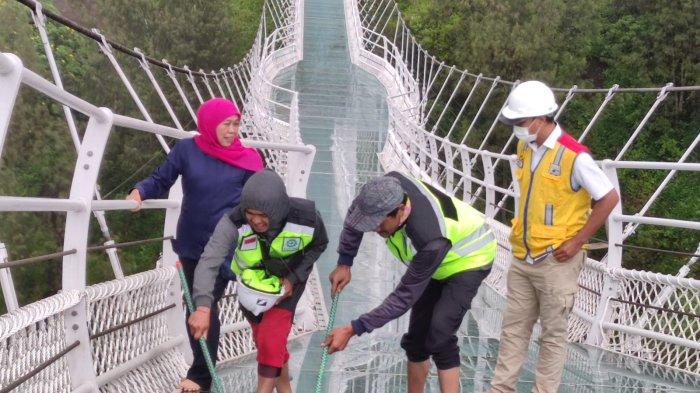 Gubernur Jawa Timur, Khofifah Indar Parawansa tengah mencoba melintasi jembatan kaca, Rabu (15/2/2023).