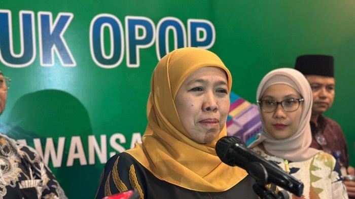 Gubernur Khofifah Indar Parawansa saat diwawancara di Dyandra Convention Center usai acara peluncuran Launching OPOP Academy GoNusantara serta Pelepasan Ekspor penyelenggara Dinas Koperasi UKM Prov Jatim di Dyandra Convention Center, Selasa (1/8/2023).