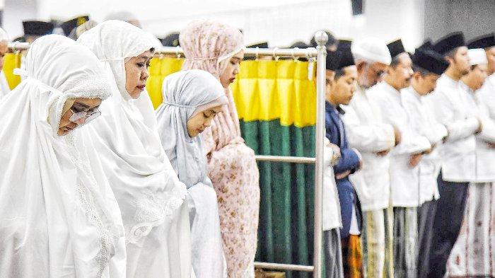 Gubernur Jawa Timur Khofifah Indar Parawansa menjalankan ibadah tarawih hari pertama bulan suci ramadhan di Masjid Raya Islamic Center Jawa Timur di Kota Surabaya, Rabu (22/3/2023).