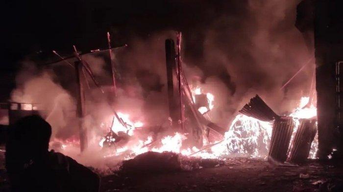 Gudang rosok di kawasan Dusun Balong, Desa Gogorante, Kecamatan Ngasem, Kabupaten Kediri terbakar, Jumat (9/8/2024) malam.