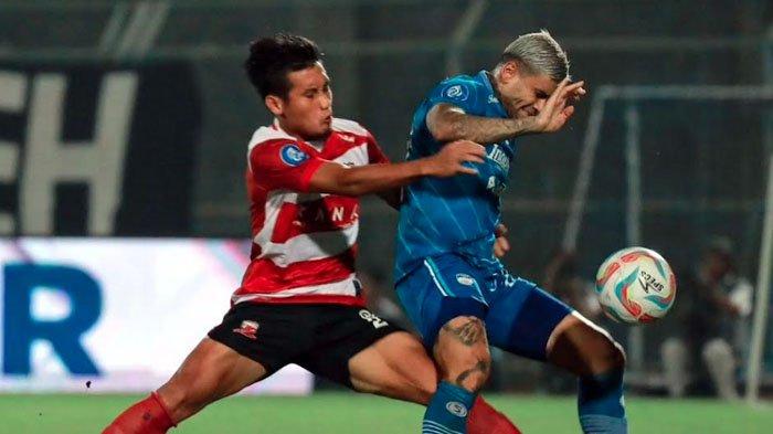 Pemain Madura United, Guntur Ariyadi berduel dengan pemain Persib, Ciro Alves dalam laga Madura United vs Persib Bandung, di Stadion Gelora Bangkalan, Rabu (1/11/2023) malam.