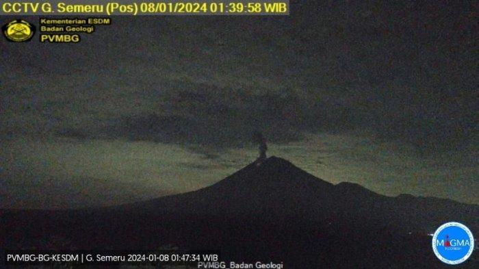 Gunung Semeru menunjukkan peningkatan aktivas vulkanik pada Senin (8/1/2023).