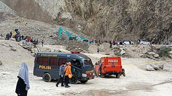 PERHUTANI - Petugas gabungan melakukan evakuasi jenazah korban longsor Gunung Kuda menuju ambulans di lokasi galian C, Cipanas, Dukuhpuntang, Kabupaten Cirebon, Jawa Barat, Jumat (30/5/2025). Dedi Mulyadi pertanyakan Perhutani soal pertambangan.