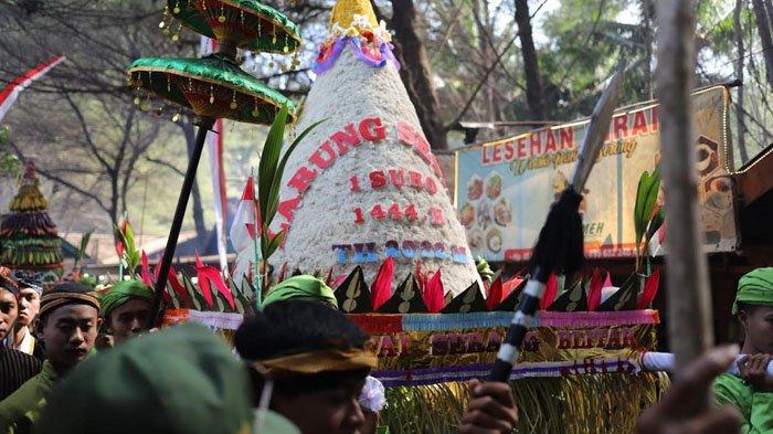 Gunungan acara Larung Sesaji 1 Suro di Pantai Serang, Desa Serang, Kecamatan Panggungrejo, Kabupaten Blitar, Minggu (31/7/2022)