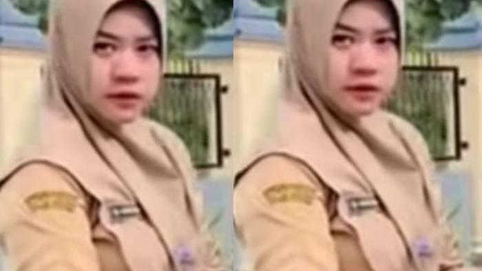 GURU GUNTING SERAGAM - Guru Kesiswaan SMP di Sragen, Anggrek Anggara, saat memotong baju siswa.