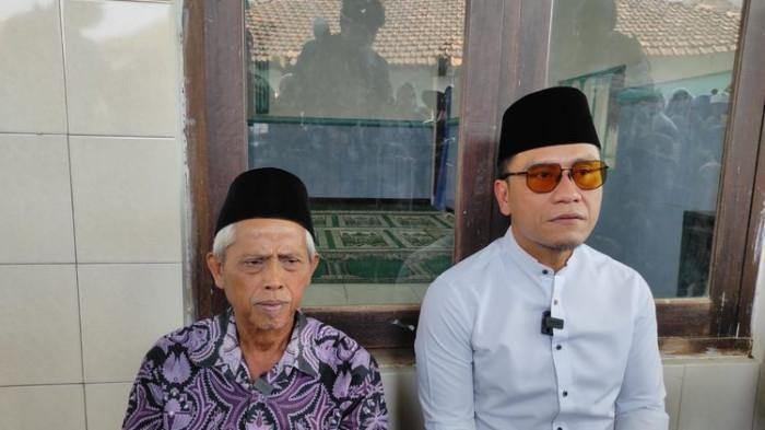 DITAKUTI OKNUM LSM - Ahmad Zuhdi, guru Madin yang didenda Rp 25 juta usai tampar murid di Musala Desa Cangkring B, Kecamatan Karanganyar, Kabupaten Demak, Jawa Tengah, Sabtu (19/7/2025) Bersama Gus Miftah. Guru Zuhdi sempat ditakut-takuti 5 orang dari pihak LSM dan harus bayar Rp20 juta.