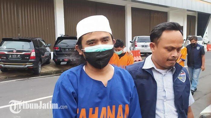 Gus Samsudin saat kenakan pakaian tahanan di Mapolda Jatim, Selasa (5/3/2024)