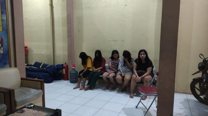 HIV AIDS - Para pramusaji dari warung kopi di Dusun Betiring Desa Banjarsari Kecamatan Cerme yang diamankan Satpol PP Kabupaten Gresik saat razia, Selasa  (14/5/2024).