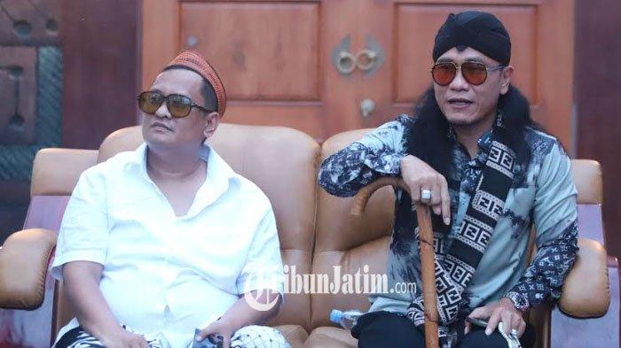 Haji Her (kiri) saat duduk bersama Gus Miftah di rumahnya.