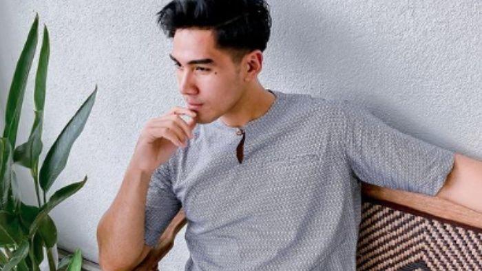 Namanya terseret gosip cium wanita di kluo yang viral di media sosial. Aktor tampan pendatang baru ini beri jawaban tak ambil pusing.