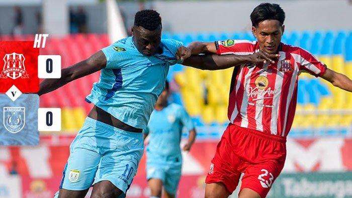 Striker Persela, Ezechiel Ndouasel (kiri) berduel dengan pemain Deltras FC di Stadion Gelora Delta Sidoarjo (GDS), Jumat (15/11/2024) sore ini. Babak pertama berakhir imbang 0-0.