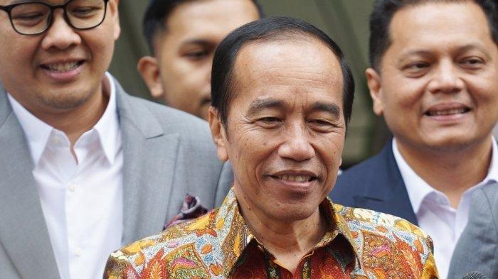 HASIL ANALISA PAKAR - Presiden ketujuh Joko Widodo (tengah) berjalan keluar dari Gedung Direktorat Reserse Kriminal Umum Polda Metro Jaya, Jakarta, Rabu (30/4/2025). Jokowi datang ke Polda Metro Jaya untuk melaporkan ijazah palsu yang ditudingkan kepada dirinya.