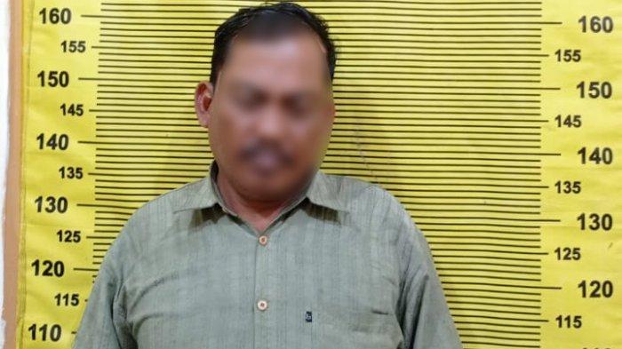 Heriyanto mengereyutkan dahi ketika diminta mengukur tinggi badan di Polsek Simokerto.
