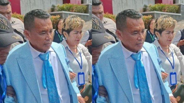 HOTMAN PARIS PINGSAN - Pengacara Hotman Paris Hutapea berjalan menuju mobilnya sambil dituntun saat hendak meninggalkan gedung Pengadilan Negeri Jakarta Utara, usai menjalani persidangan kasus dugaan pencemaran nama baik yang melibatkan advokat Razman Nasution, di Pengadilan Negeri Jakarta Utara, Kamis (20/1/2025). Hotman Paris ungkap kondisinya terkini, ia mengaku demam tinggi pada Jumat (21/2/2025)