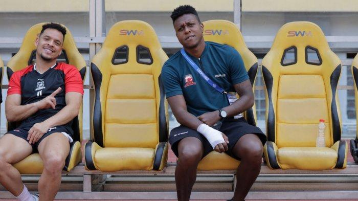 Hugo Gomes (Jaja) setelah mengalami cedera di bagian tangan.