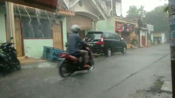 Hujan disertai angin mulai mengguyur Kabupaten Jombang selama beberapa hari terakhir. BPBD imbau warga tidak berteduh di bawah pohon