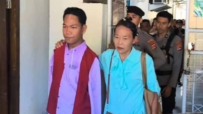 VONIS AGUS BUNTUNG - Terdakwa kasus pelecehan seksual I Wayan Agus Swartama alias Agus Buntung didampingi ibunya saat keluar dari Pengadilan Negeri Mataram, seteah mendengar vonis hakim, dalam sidang agenda pembacaan putusan pidana pada Selasa (27/5/2025). Majelis hakim menjatuhkan hukuman 10 tahun penjara dan denda Rp 100 juta subsider 3 bulan penjara terhadap Agus Buntung.