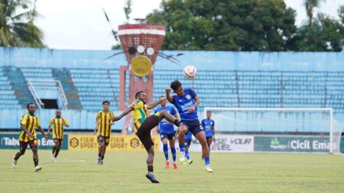 PERTANDINGAN - Pemain Gresik United, Dian Ardiansyah (baju biru) berjibaku melindungi bola dari pemain Persewar Waropen pada laga lanjutan Liga 2 2024/2025 di Stadion Mandala, Jayapura, Selasa (4/2/2025). Gresik United bertekad meraih kemenangan di laga selanjutnya melawan Persekat Tegal.