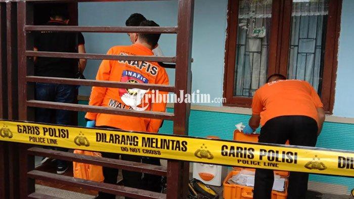 Tim INAFIS Polres Malang saat mendatangi rumah TKP istri tewas dipaksa minum racun oleh suaminya, Kamis (25/1/2024) siang.