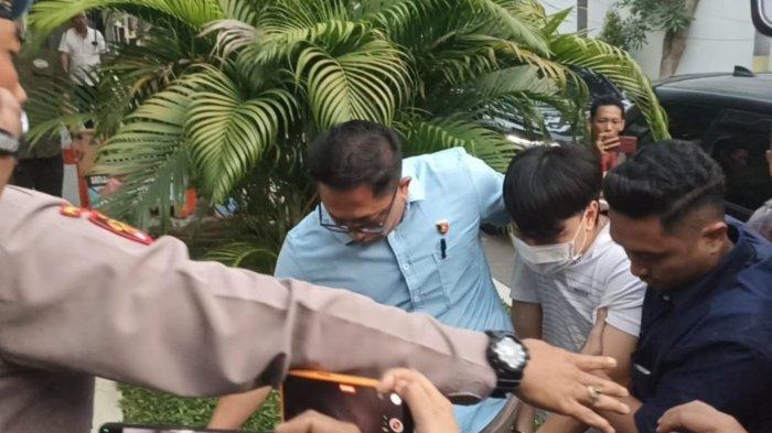 IV saat tiba di Polrestabes Surabaya, Kamis (14/11/2024).