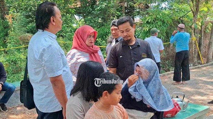 Ibunda GPN Sinela (duduk paling kanan), tak kuasa menahan air mata saat proses Ekshumasi berlangsung, TPU Dusun Alas Pecah, Desa/Kecamatan Geneng, Kabupaten Ngawi,Rabu (11/9/2024).
