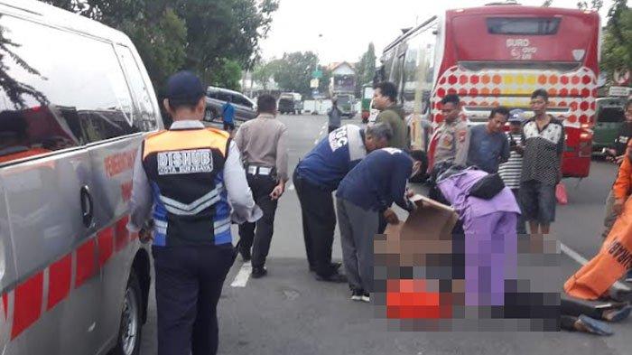 TERTABRAK SUROBOYO BUS - kecelakaan pejalan kaki EK (60) tertabrak bus angkutan di Jalan Joyoboyo, Wonokromo, Surabaya, Rabu (5/2/2025). Kejadian pukul 05.30 WIB. Korban meninggal dunia dan dievakuasi ke kamat mayat RSUD dr Soetomo Surabaya