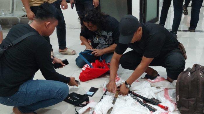 TERKUAK - Identitas dua dari empat perampok spesialis minimarket dan gudang di ruas Tol Sidoarjo mulai dikuak Tim Subdit III Jatanras Ditreskrimum Polda Jatim, pada Selasa (3/6/2025) dini hari. 