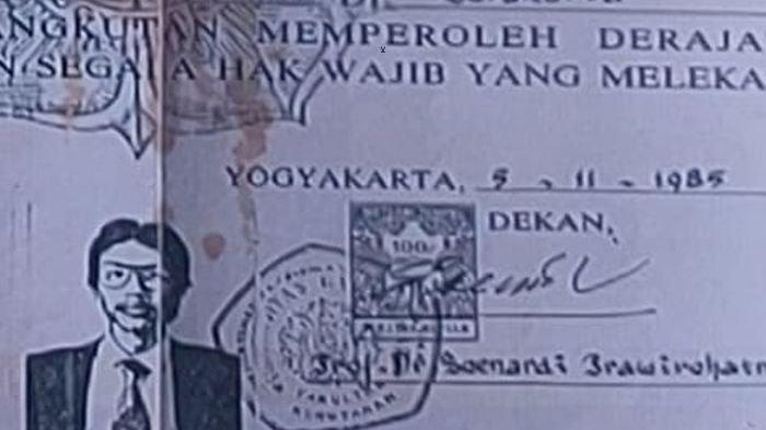 IJAZAH - Ijazah S1 Fakultas Kehutanan Universitas Gadjah Mada (UGM) milik Presiden ke-7 RI, Joko Widodo (Jokowi) yang ditampilkan dalam layar saat konferensi pers Bareskrim Polri, Jakarta, Kamis (22/5/2025). Penampakan ijazah asli jokowi.