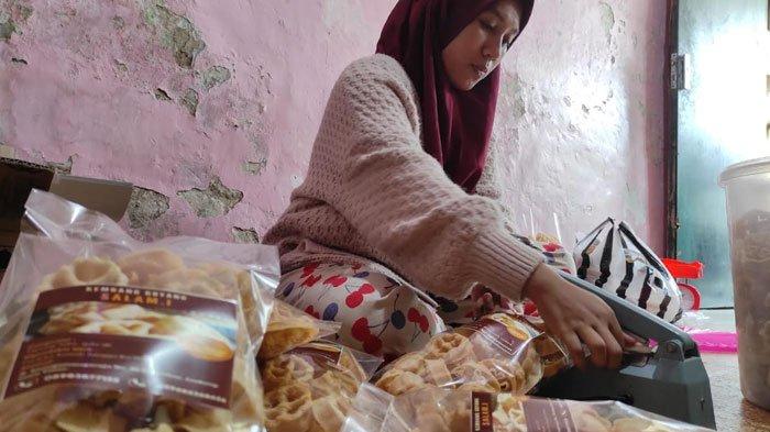 JAJANAN TRADISIONAL JOMBANG - Ika Trisna Savitri saat memaparkan kue kembang goyang hasil produksi rumahan miliknya saat ditemui di kediamannya di Dusun Jagalan, Desa Kepatihan, Kecamatan Jombang, Jawa Timur pada Kamis (6/3/2025). Jajanan tradisional yang masih diburu dan tak pernah sepi peminat.