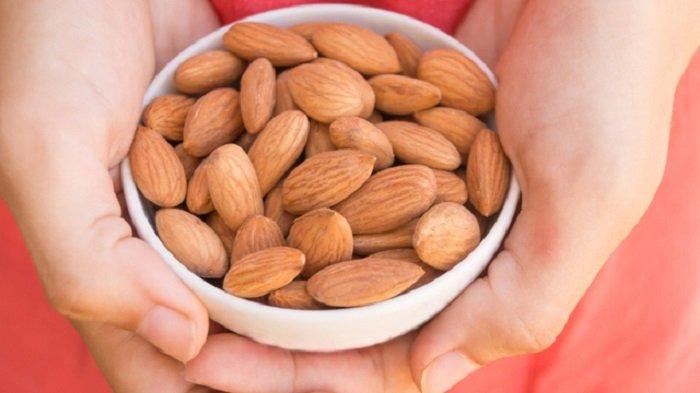 Ilustrasi Kacang Almond sebagai menu diet.