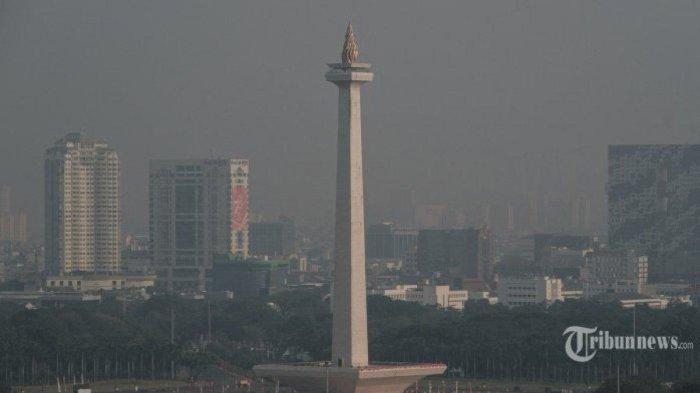 Ilustrasi Polusi Udara di Jakarta. | Monumen Nasional (Monas) terlihat dalam kabut asap akibat polusi udara di Jakarta pada 16 Agustus 2023. (Photo by Yasuyoshi CHIBA / AFP) | Pengamat Kebijakan Publik, Trubus Rahadiansyah menilai kebijakan WFH yang diambil Pemprov DKI jakarta masih belum cukup mengatasi masalah polusi udara.