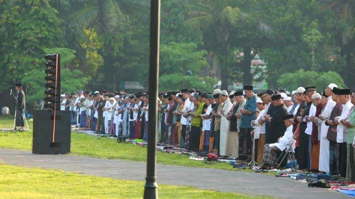 Ilustrasi - Salat berjamaah di Taman Blambangan, Banyuwangi saat Idul Fitri.