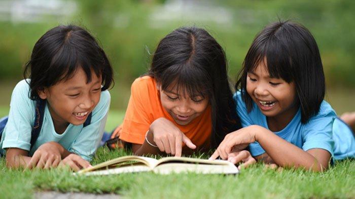 Ilustrasi anak-anak membaca buku.